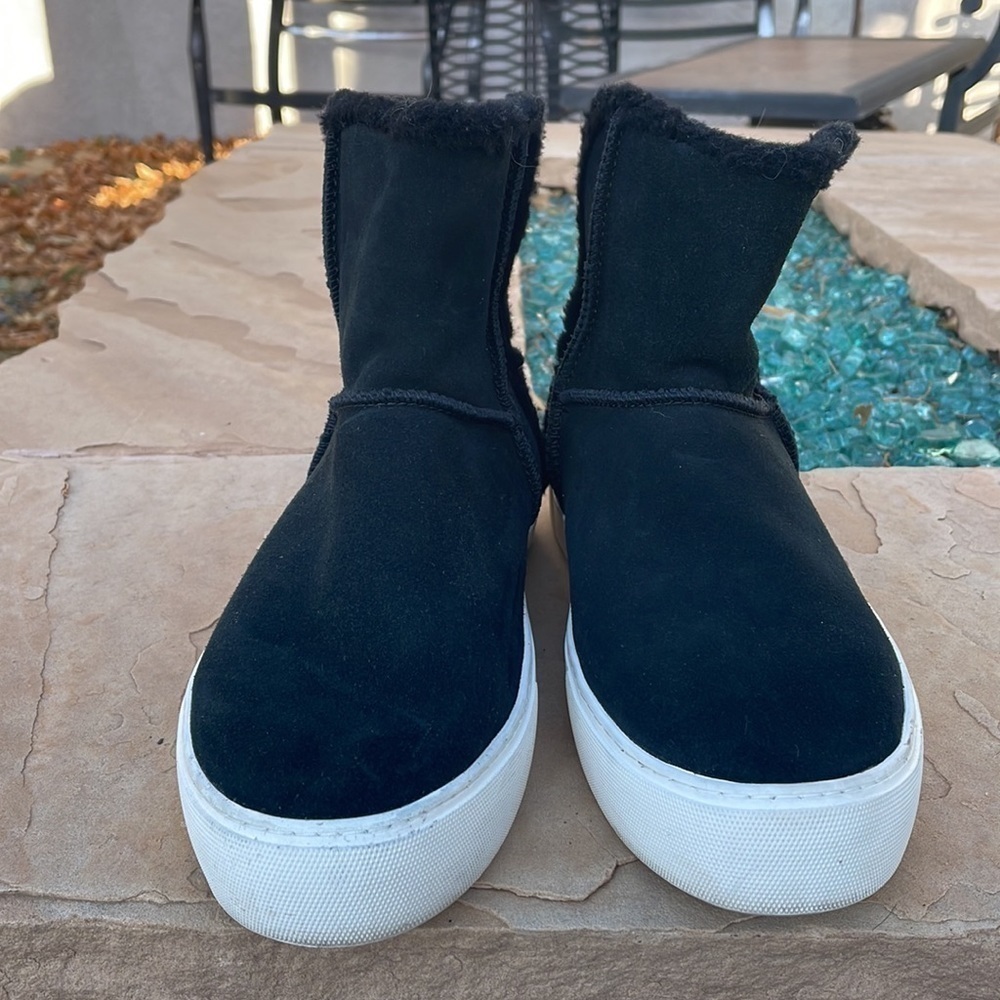 Ugg Lynus Black Suede Sneaker Size 11 - Picture 3 of 13